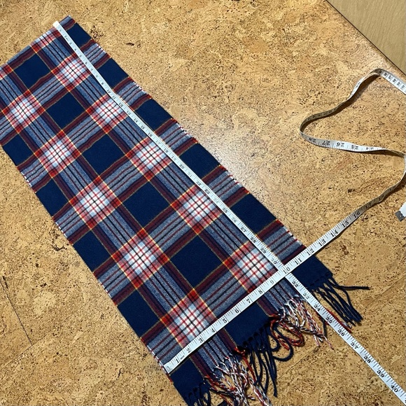 100% Cashmere Made in Germany Hand Tailored Plaid Fringed Scarf. - Picture 9 of 9